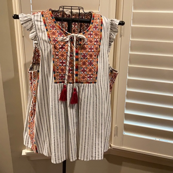 Savanna Jane Tops - Like new embroidered top